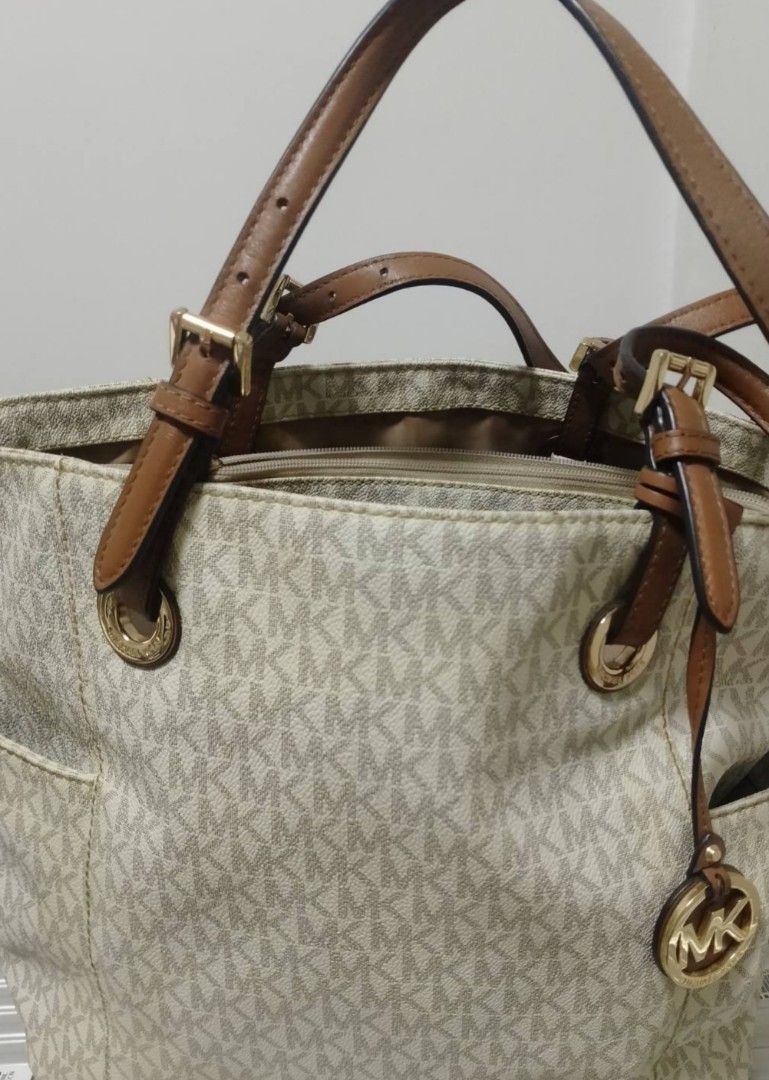 Michael Kors Bags (Category: Luxury Bags & Wallets) located in Angeles City. Submitted by aviatrixjmh (Listing ID 1313771145, Image 3). Description: Authentic Michael Kors Backpack and Tote Bag 4k for both or 2k each.