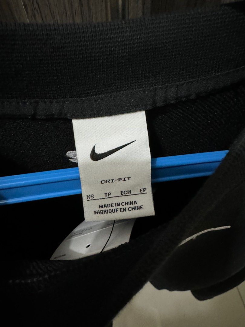 NIKE Sweatshirt (Category: Coats, Jackets and Outerwear) located in Manila. Submitted by santosjulianne (Listing ID 1313629674, Image 2). Description: - size XS // slightly oversized (fits S) - brand new with tag.