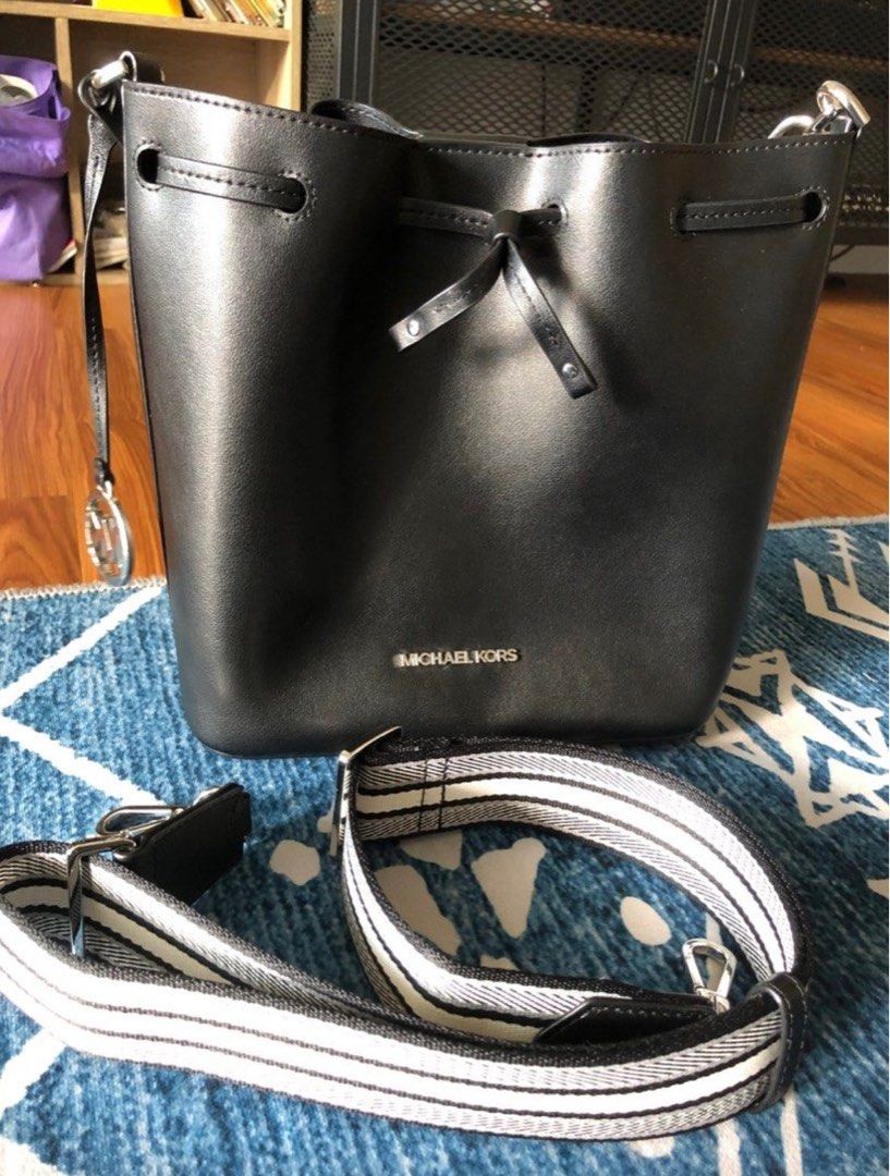 Michael kors eden bucket bag top