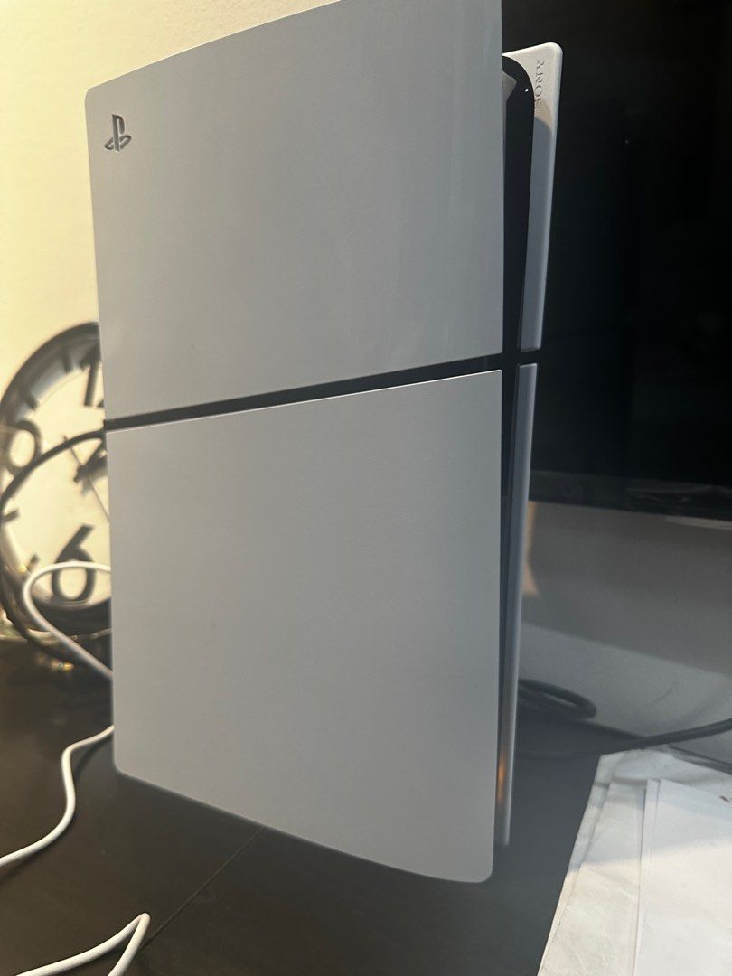 Ps5 Slim Disk Version (Category: PlayStation) located in Cyberjaya. Submitted by azrul_sdtech (Listing ID 1313626262, Image 1). Description: Full set with box Free 4 games +1 Extra DS5 add rm150 (new condition).