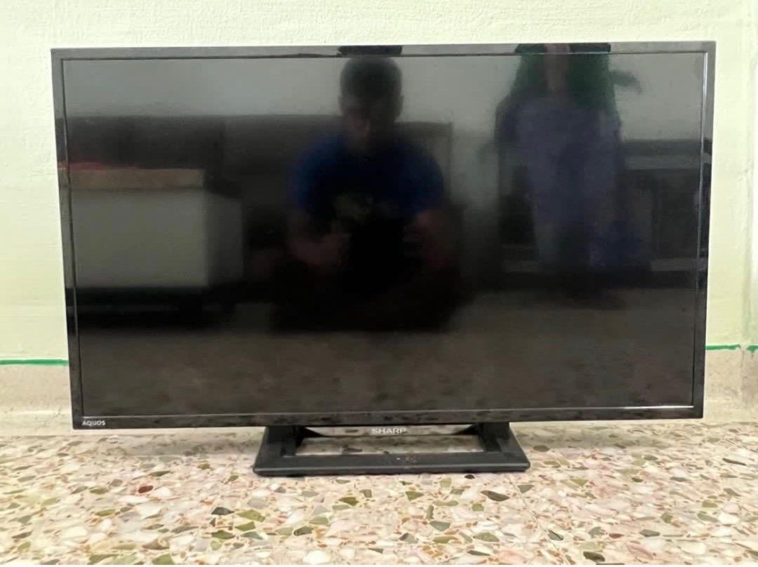 SHARP TV (Category: TV) located in Singapore. Submitted by maloulaurel (Listing ID 1313754960, Image 2). Description: Please arrange your own pick up at 60 Marine Drive.