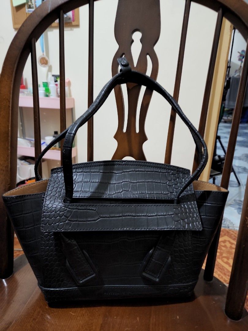 Small Arco bag bottega veneta bag (Category: Luxury Bags & Wallets) located in Manila. Submitted by allyouneedshopph (Listing ID 1313745762, Image 2). Description: model photo for style inspo only.
