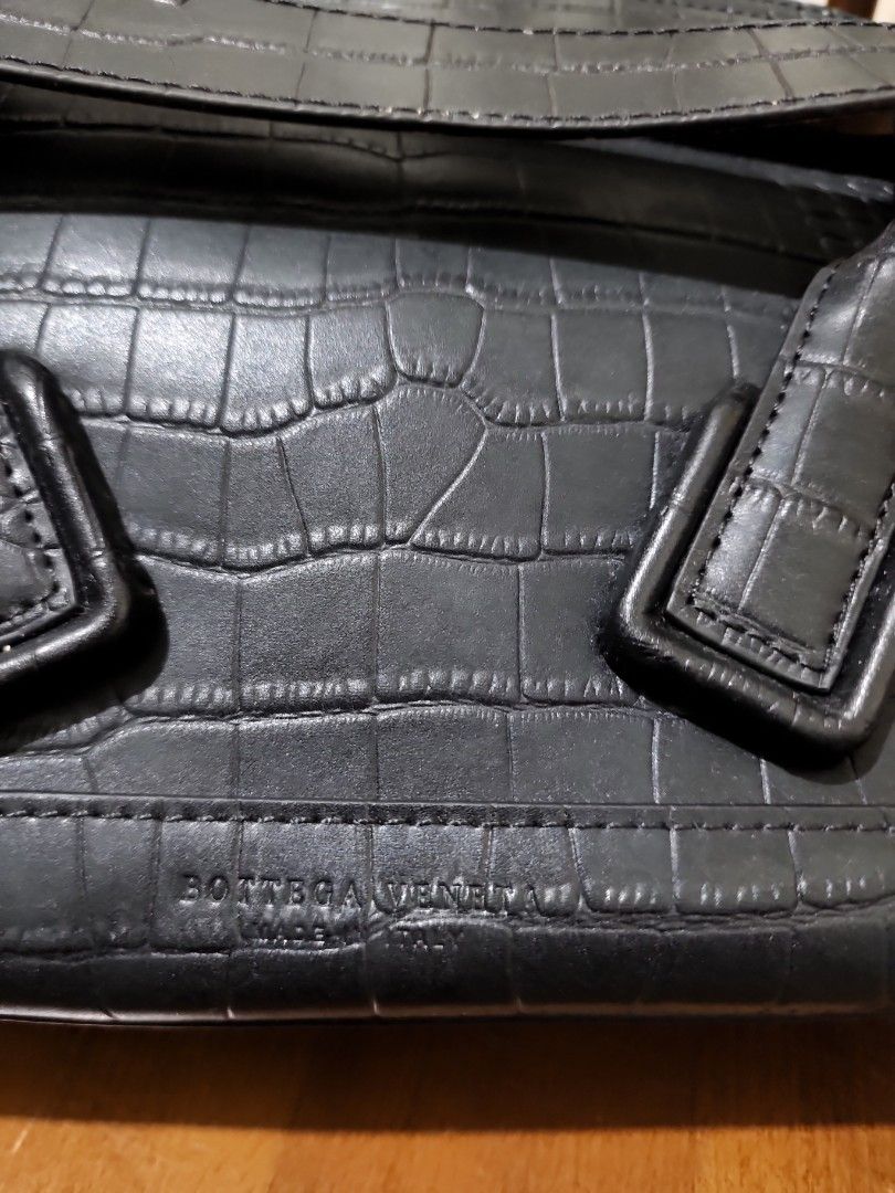 Small Arco bag bottega veneta bag (Category: Luxury Bags & Wallets) located in Manila. Submitted by allyouneedshopph (Listing ID 1313745762, Image 3). Description: model photo for style inspo only.