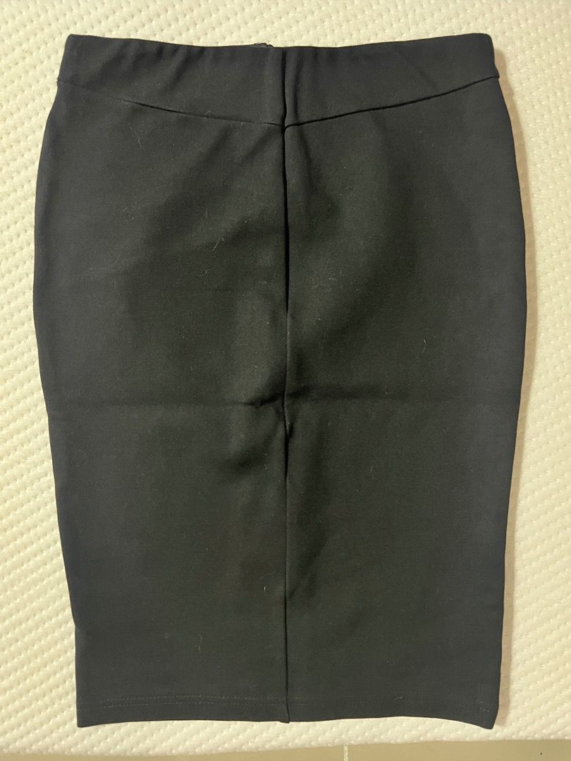 Stradivarius Knee Length Black Skirt (Category: Skirts) located in Paranaque City. Submitted by cngaya (Listing ID 1313768842, Image 2). Description: .