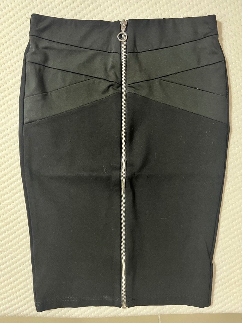 Stradivarius Knee Length Black Skirt (Category: Skirts) located in Paranaque City. Submitted by cngaya (Listing ID 1313768842, Image 1). Description: .