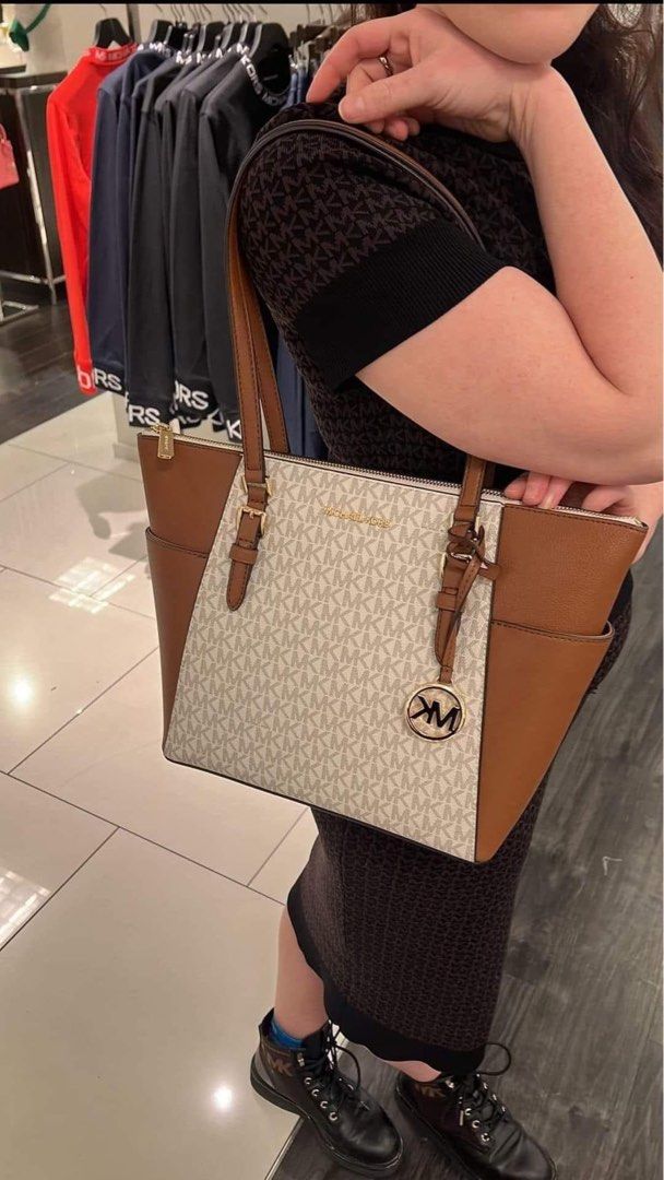 TOTE BAG (Category: Luxury Bags & Wallets) located in Manila. Submitted by lovieauthenticmerchandise (Listing ID 1313706900, Image 2). Description: .
