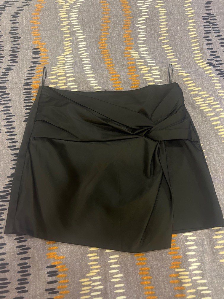 Zara flower skirt L (Category: Skirts) located in Quezon City. Submitted by traderpen (Listing ID 1313722196, Image 1). Description: Waist 28 to 29.