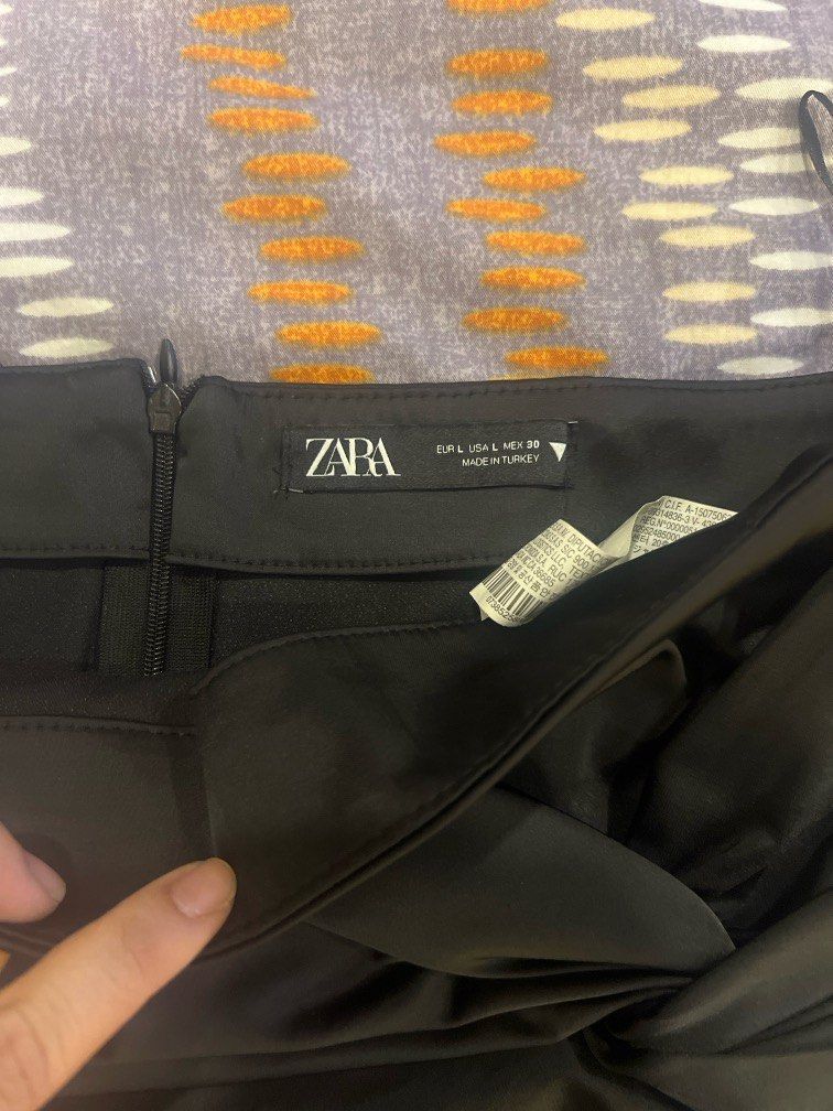 Zara flower skirt L (Category: Skirts) located in Quezon City. Submitted by traderpen (Listing ID 1313722196, Image 2). Description: Waist 28 to 29.