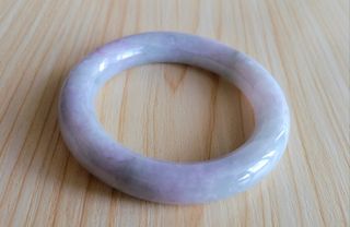 清貨價$799天然A貨緬甸翡翠53mm紫藍胖圓條手鐲  尺寸:53X12.2X10.5（MM) ，手鐲有石紋打磨不光滑扣到的，勝在色濃種老，沒有裂不形響結構和配戴，色價抵過。實物在窗邊自然光下手機隨手拍，沒有修圖或打燈，最後一張是室內手機隨手拍。#B64246851233539110