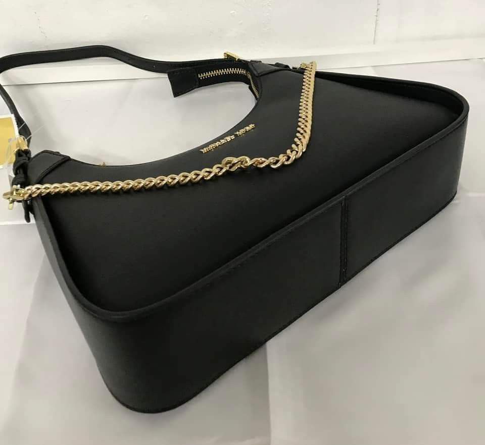 🍀 MK Wilma Medium Hobo (Category: Luxury Bags & Wallets) located in Manila. Submitted by shan_kenz (Listing ID 1313850788, Image 3). Description: 🍀 MK Wilma Medium Hobo ▪️22cmW X 16cmH X 6cmD 💰P2,200 ▪️Actual photo ▪️Plus SF.