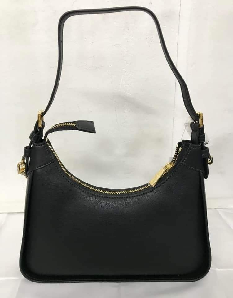 🍀 MK Wilma Medium Hobo (Category: Luxury Bags & Wallets) located in Manila. Submitted by shan_kenz (Listing ID 1313850788, Image 2). Description: 🍀 MK Wilma Medium Hobo ▪️22cmW X 16cmH X 6cmD 💰P2,200 ▪️Actual photo ▪️Plus SF.