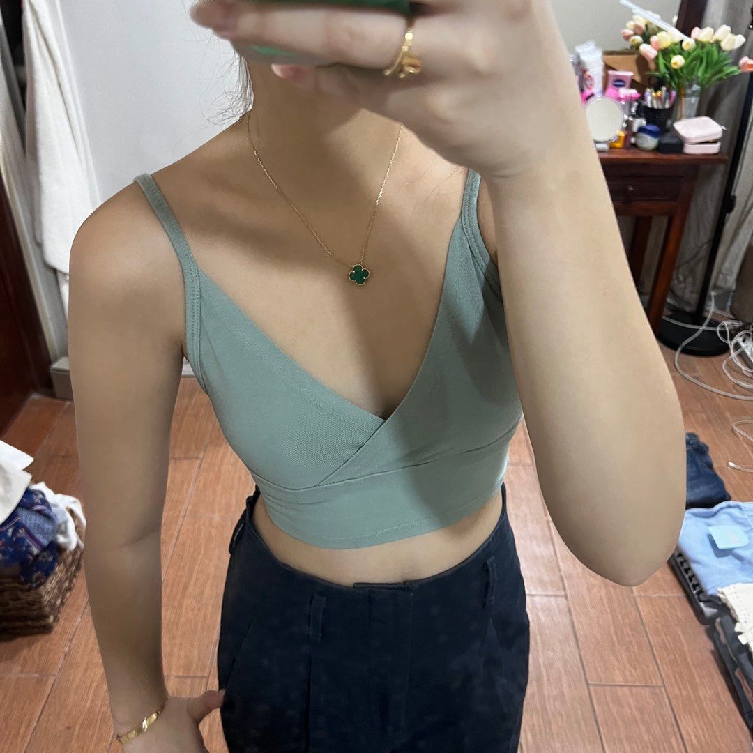 brandy melville amara crop tank top (Category: Sleeveless) located in Quezon City. Submitted by s0l4nge (Listing ID 1313959063, Image 2). Description: price is firm.