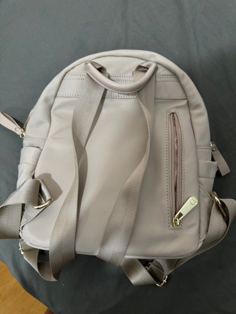 CLN BACKPACK (Category: Backpacks) located in Cavite. Submitted by mochikawaii (Listing ID 1313848746, Image 2). Description: Used once for my Hong Kong trip Good as new! Bought for ₱2,000.