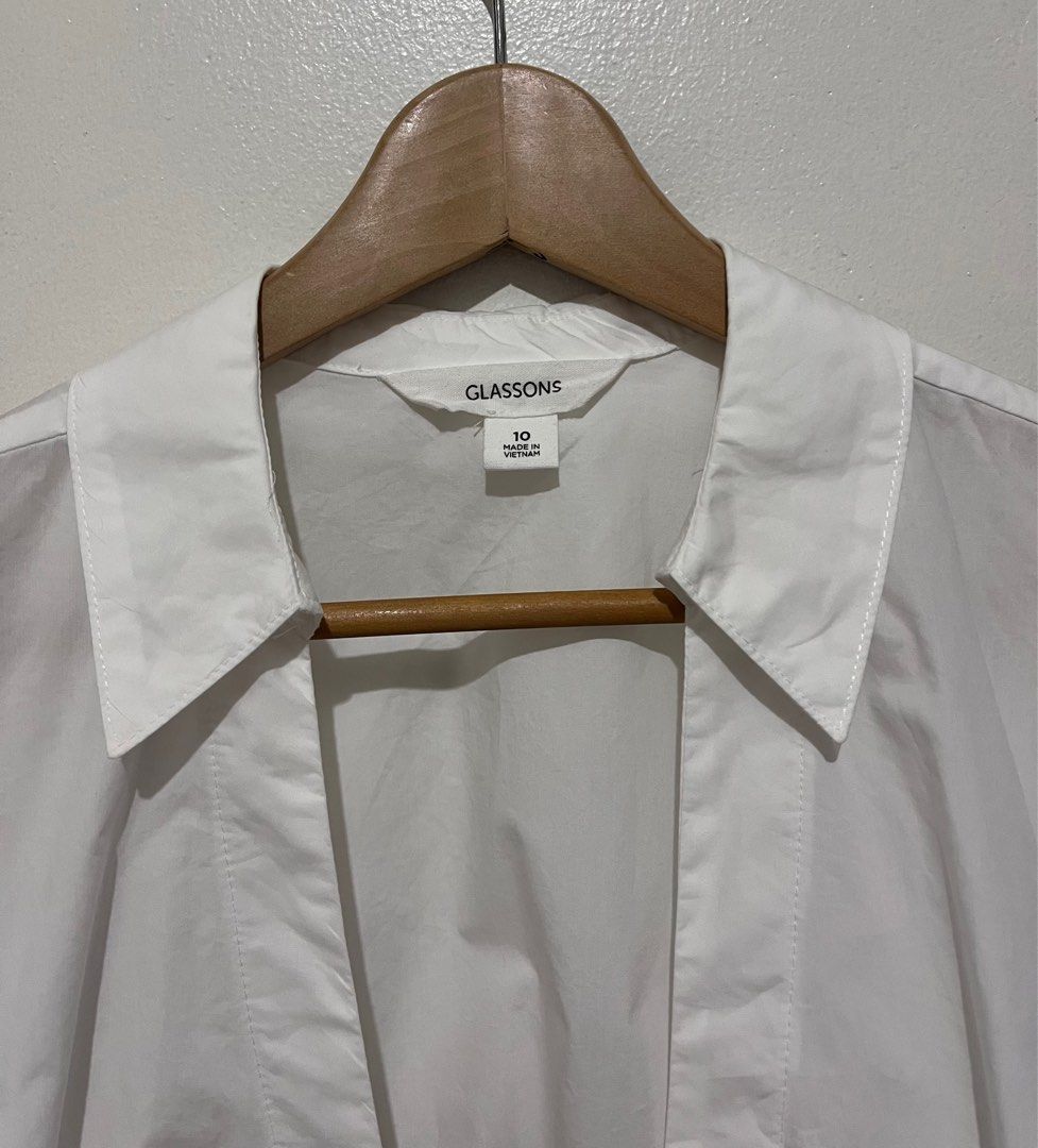 GLASSONS - White Polo (Category: Blouses) located in Caloocan City. Submitted by declutter_joy (Listing ID 1313953543, Image 3). Description: ☑️ 💯 Maganda!! ☑️ medium to large ☑️ can tie sa waist yung tali or front PAYMENT FIRST. NO COD. Buyer will pay sf. Courier: Grab/Lalamove/Gogoxpress.
