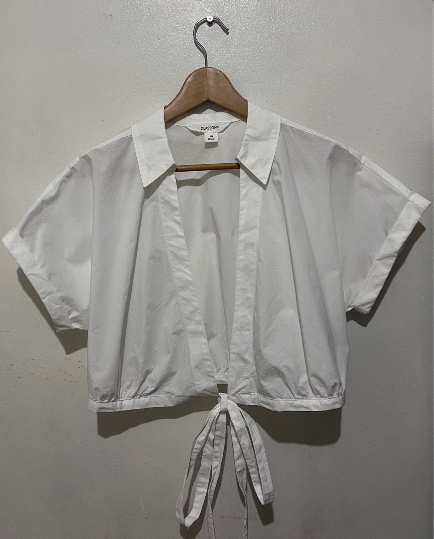 GLASSONS - White Polo (Category: Blouses) located in Caloocan City. Submitted by declutter_joy (Listing ID 1313953543, Image 1). Description: ☑️ 💯 Maganda!! ☑️ medium to large ☑️ can tie sa waist yung tali or front PAYMENT FIRST. NO COD. Buyer will pay sf. Courier: Grab/Lalamove/Gogoxpress.