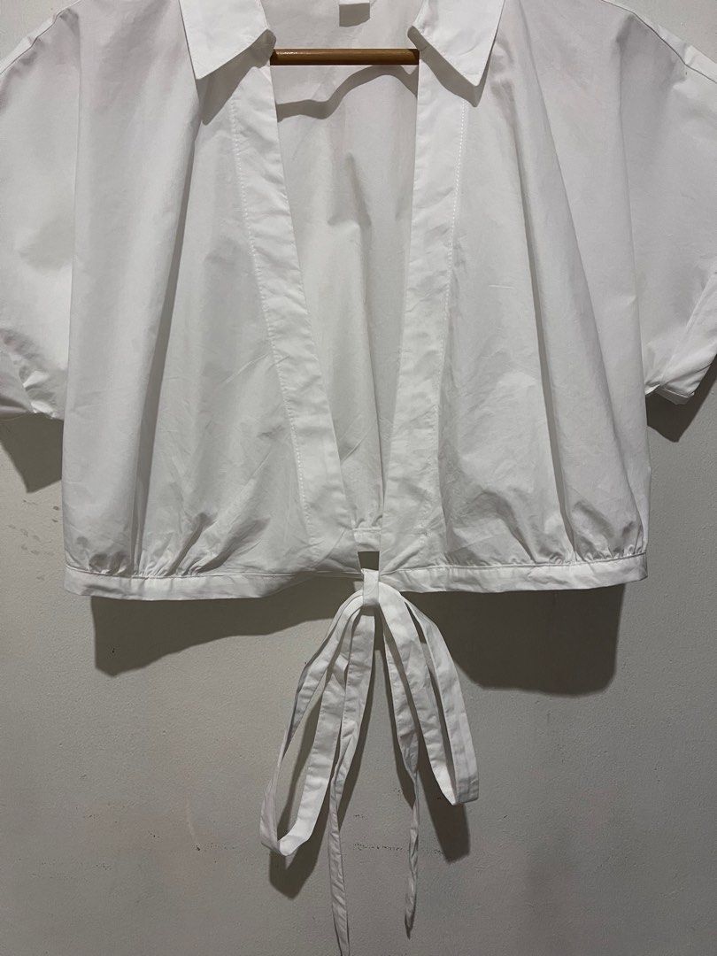 GLASSONS - White Polo (Category: Blouses) located in Caloocan City. Submitted by declutter_joy (Listing ID 1313953543, Image 2). Description: ☑️ 💯 Maganda!! ☑️ medium to large ☑️ can tie sa waist yung tali or front PAYMENT FIRST. NO COD. Buyer will pay sf. Courier: Grab/Lalamove/Gogoxpress.