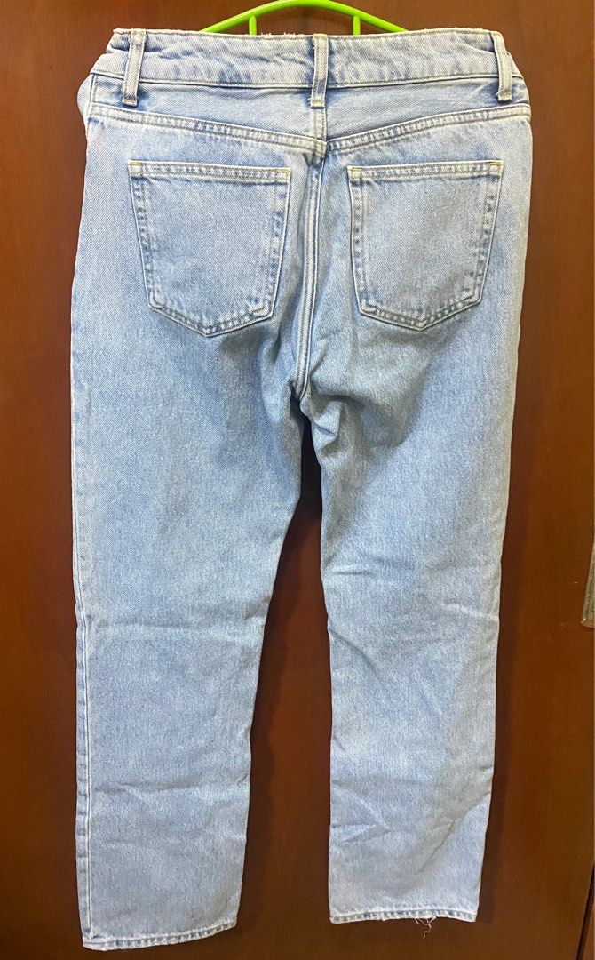 H&M Ripped Jeans (Category: Jeans) located in Makati City. Submitted by ferpan (Listing ID 1313942446, Image 2). Description: H&M Ripped Jeans W: 27 L:40 Rfs: Decluttering Color may slightly vary due to photographic lighting sources. Kindly manage your expectations.