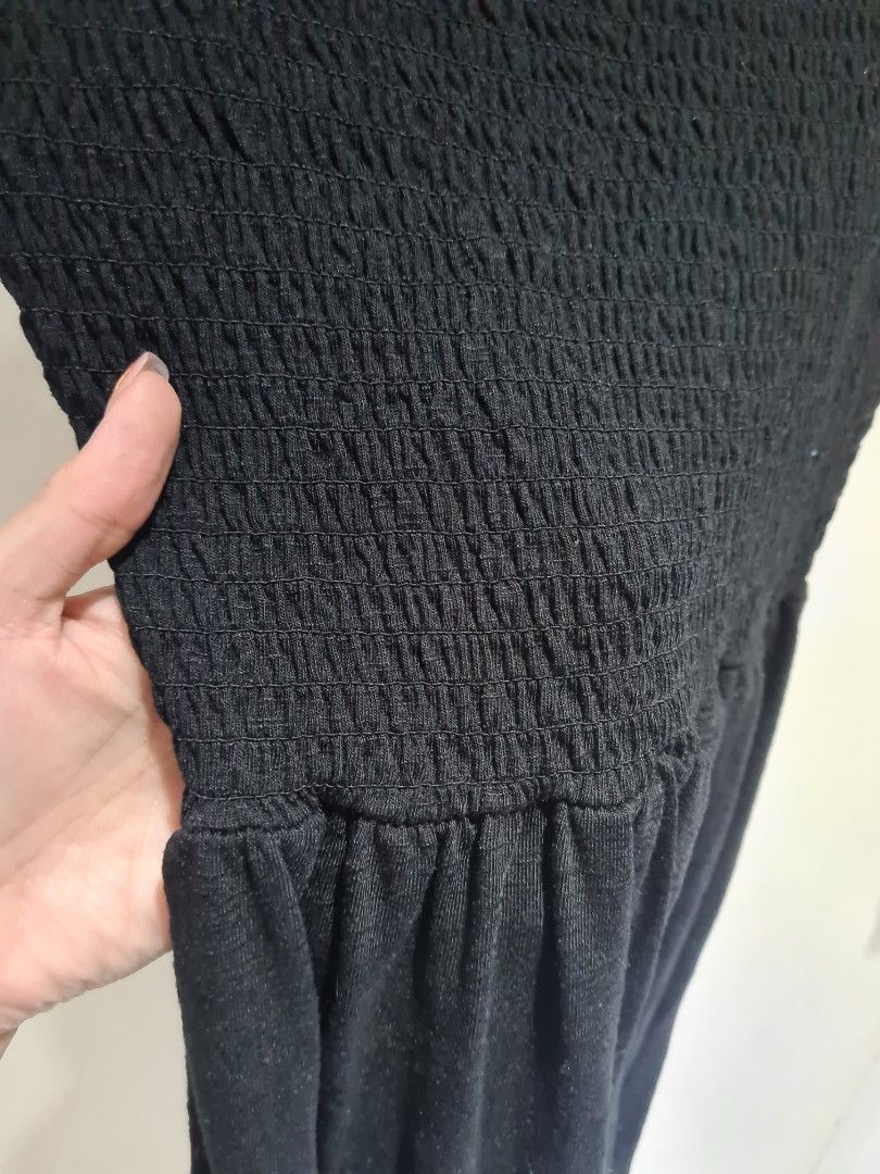 Little black dress (Category: Dresses) located in Mandaluyong City. Submitted by magicath_14 (Listing ID 1313952716, Image 2). Description: Cute black dress Can be styled as off shouldered Above the knee length.