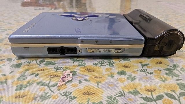 Sharp / 聲寶/ 夏普Portable MD Player MT-ST770-A (MDLP) （分類：音樂播放裝置 MP3及CD Player）位於 Hong Kong。 由 sumivan 提交（商品編號 1313944016，圖片 3）。簡介： Sharp / 聲寶/ 夏普Portable MD Player MT-ST770-A (MDLP) 跟電池盒,成色如圖,播放/按鍵正常 ,私保2天 (註：如要求成色如新的，請往上一頁,謝) 大水坑 /土瓜灣 MTR Station / 欣榮花園 for trade and testing ,有意請P.M 麻煩大家, 非誠勿擾 ( 會即時封鎖/Block ) 和不接受臨場議價,請諸位高抬貴手。