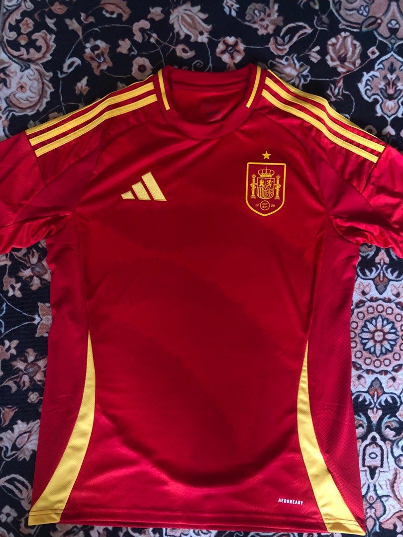 Spain euro 2024 kit, Men's Fashion, Activewear on Carousell