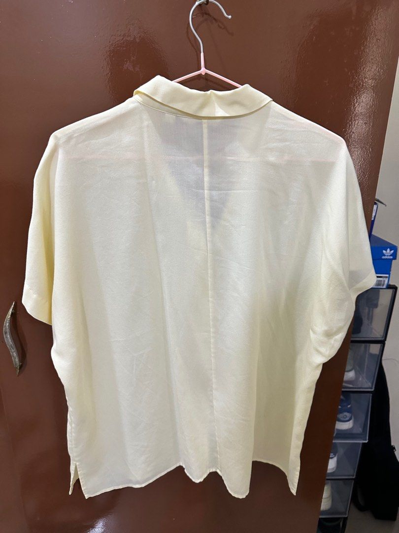 Uniqlo light yellow blouse size m (Category: Blouses) located in Las Pinas. Submitted by declutter.ceej (Listing ID 1313869376, Image 3). Description: Used once only.