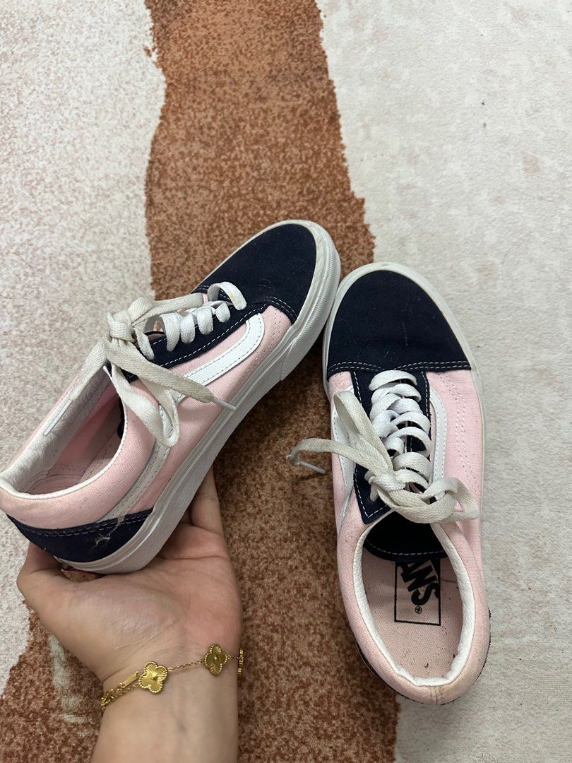 VANS BASIC OLD SKOOL (Category: Sneakers) located in Kuala Lumpur. Submitted by ebyyzulkifli (Listing ID 1313930134, Image 2). Description: VANS ORIGINAL 🫶🏻 BELI DEKAT GPO. SIZE UK 5.0 EUR 38.0 US 7.5 BARU PAKAI 3 kali 😊 KOTAK DAH BUANG SEMASA PINDAH RUMAH :) TOLONG BELI GUYS ALMARI DAH ROBOH 😭.