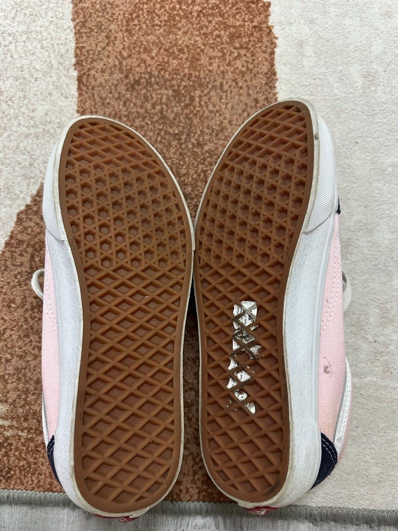 VANS BASIC OLD SKOOL (Category: Sneakers) located in Kuala Lumpur. Submitted by ebyyzulkifli (Listing ID 1313930134, Image 3). Description: VANS ORIGINAL 🫶🏻 BELI DEKAT GPO. SIZE UK 5.0 EUR 38.0 US 7.5 BARU PAKAI 3 kali 😊 KOTAK DAH BUANG SEMASA PINDAH RUMAH :) TOLONG BELI GUYS ALMARI DAH ROBOH 😭.