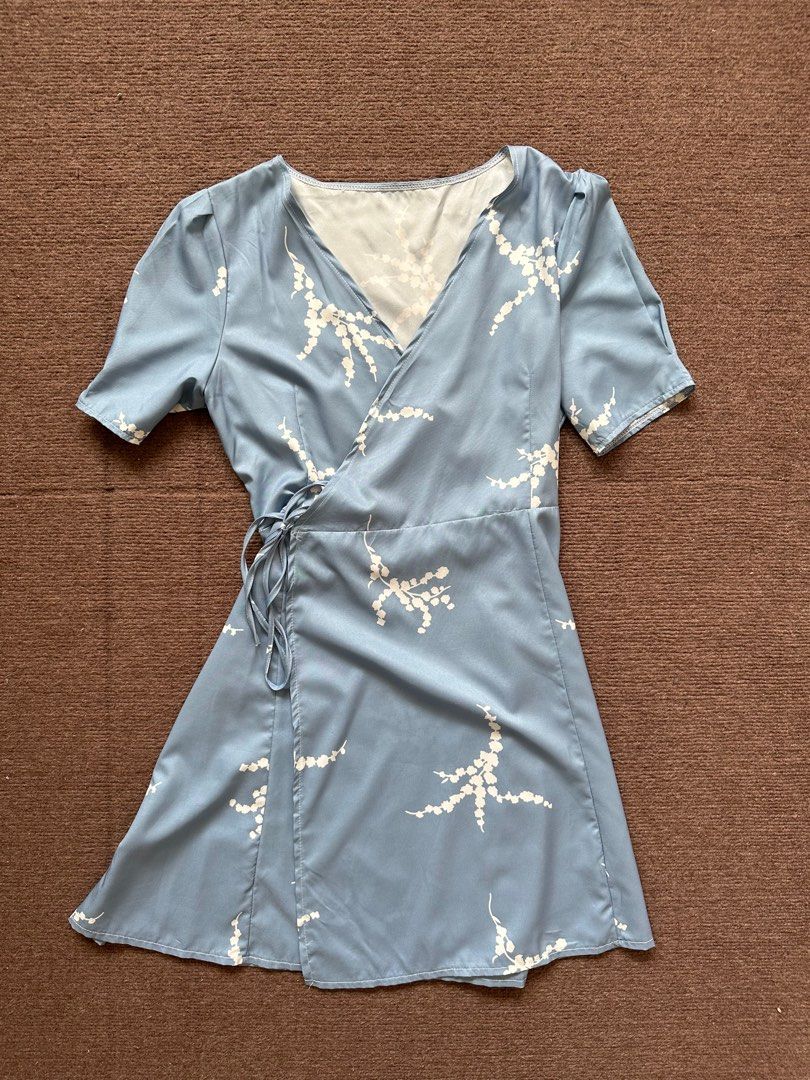 Wraparound Printed Dress (Category: Dresses) located in Quezon City. Submitted by declutteringbybones (Listing ID 1313812343, Image 1). Description: Lightweight fabric but not see through Size: XS-S RFS: decluttering.