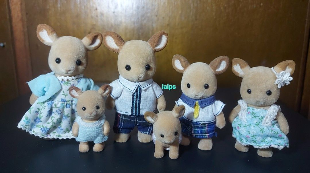 2009 Sylvanian Families Buckley Red Deer Family (Category: Figurines & Statues) located in Pasig City. Submitted by lpsflover (Listing ID 1314124131, Image 1). Description: The original set only included the parents and older siblings. Babies were bought separately. In good condition, but please manage your expectations. With minimal signs of wear on brother's left ear tip which is expected of any figures more than a decade old. Not for fussy buy