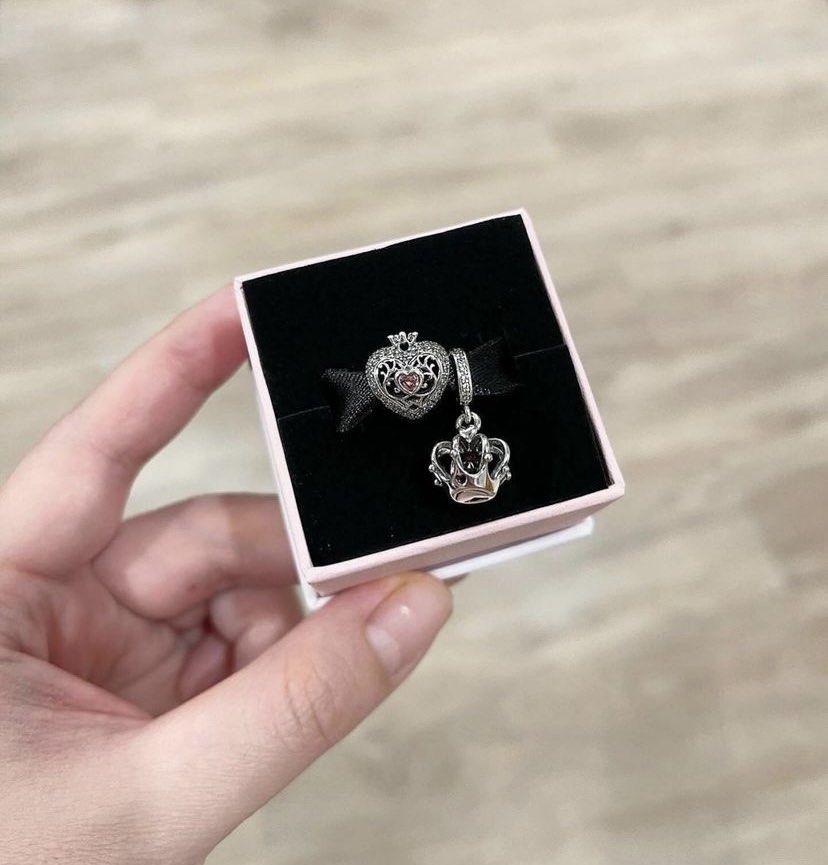 Pandora regal heart charm hotsell