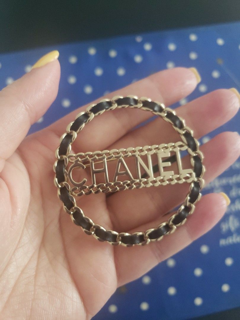 Chanel brooch （分類：飾物及配件）位於 Hong Kong。 由 master_wong 提交（商品編號 1314004708，圖片 3）。簡介： new hv box different $。