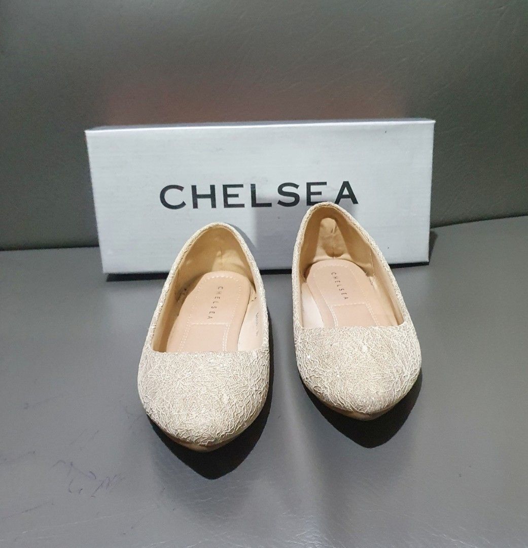Chelsea flat shoes (Category: Flats & Sandals) located in Las Pinas. Submitted by cherry_luvs_dresses (Listing ID 1314112191, Image 1). Description: good as new used few times only bought at sm dept store comfortable to wear size 36 / size 6 super discounted price.