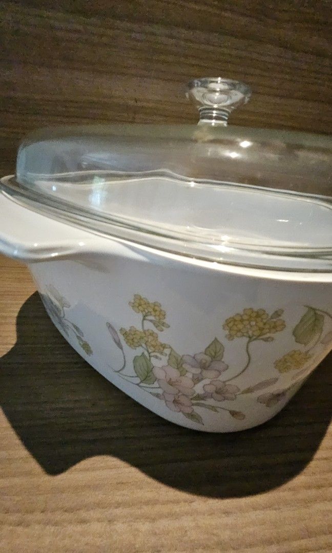 Corningware (Category: Cookware & Accessories) located in Singapore. Submitted by bernfern (Listing ID 1313986541, Image 2). Description: 24cm x 24cm x 10cm no crack no chip. use less than 10 times.