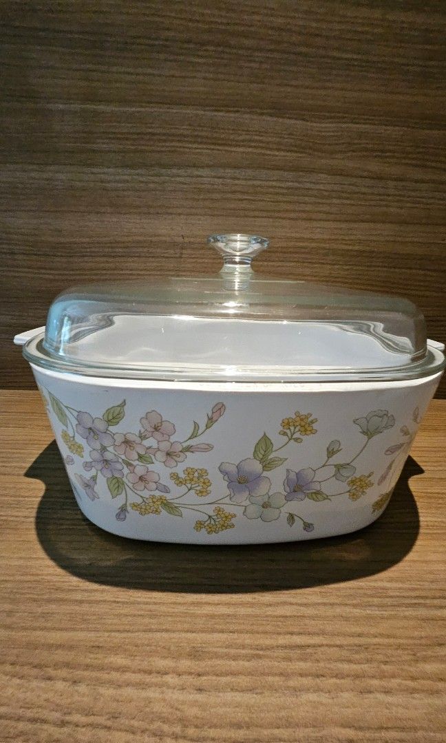 Corningware (Category: Cookware & Accessories) located in Singapore. Submitted by bernfern (Listing ID 1313986541, Image 1). Description: 24cm x 24cm x 10cm no crack no chip. use less than 10 times.