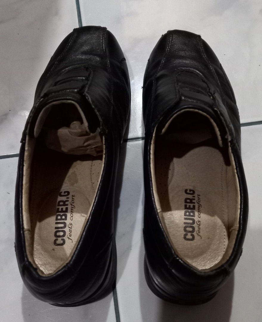 COUBER G black shoes (Category: Loafers) located in Paranaque City. Submitted by RRRR0520 (Listing ID 1314103319, Image 2). Description: COUBER.G BLACK SHOES SIZE 6 ON TAG PLS CHECK PHOTOS SUPER COMFY MALAKI SA ANAK KO.