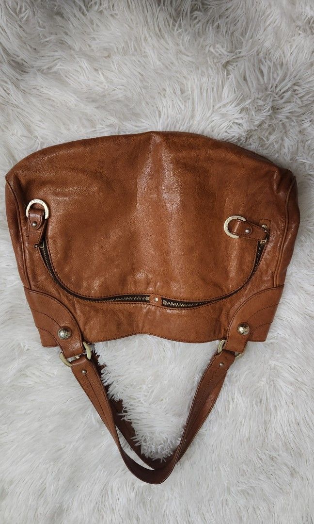 Handbag (Category: Shoulder Bags) located in Singapore. Submitted by nunah (Listing ID 1314147321, Image 5). Description: its a vintage bag from bally collection,luke simple but elegant.