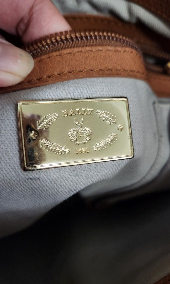 Handbag (Category: Shoulder Bags) located in Singapore. Submitted by nunah (Listing ID 1314147321, Image 3). Description: its a vintage bag from bally collection,luke simple but elegant.
