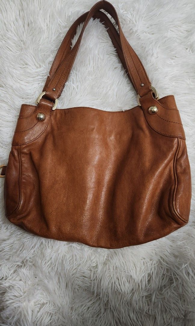 Handbag (Category: Shoulder Bags) located in Singapore. Submitted by nunah (Listing ID 1314147321, Image 4). Description: its a vintage bag from bally collection,luke simple but elegant.