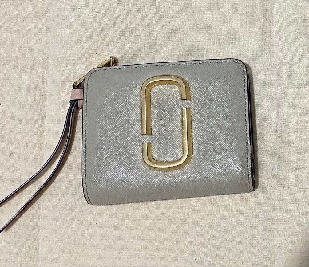 Marc Jacobs Snapshot Mini Compact Wallet (Category: Luxury Bags & Wallets) located in Bulacan. Submitted by thedeclutteringmom (Listing ID 1314059559, Image 1). Description: Guaranteed original Very nice in actual In very good condition Gold hardwares Wallet only.