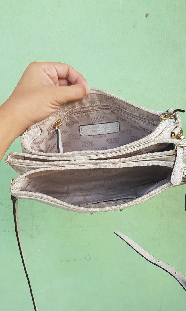 Michael Kors 3 Compartment Sling Bag (Category: Luxury Bags & Wallets) located in Umingan. Submitted by sndra12 (Listing ID 1313985825, Image 2). Description: sf is shouldered by the buyer original MK.
