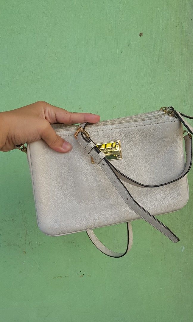 Michael Kors 3 Compartment Sling Bag (Category: Luxury Bags & Wallets) located in Umingan. Submitted by sndra12 (Listing ID 1313985825, Image 3). Description: sf is shouldered by the buyer original MK.