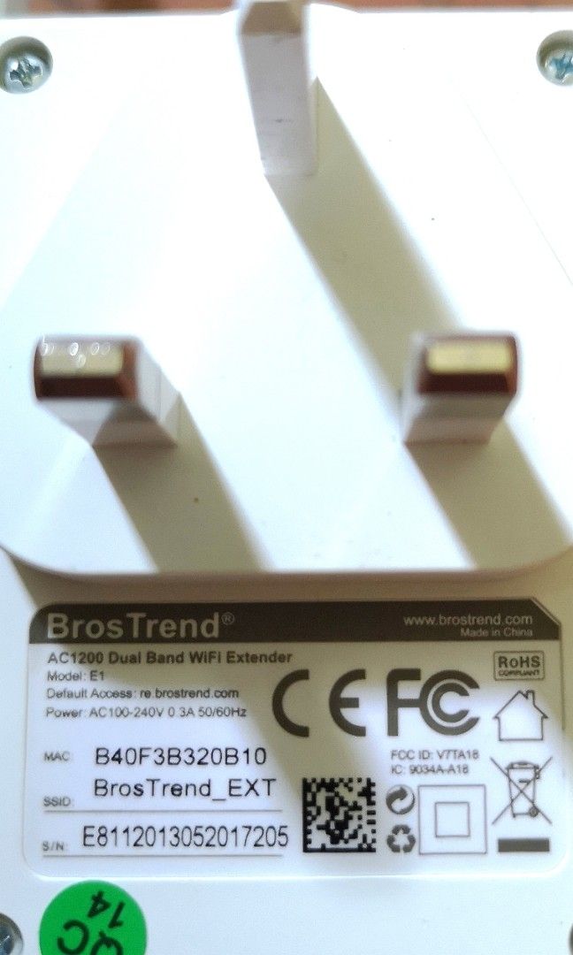 Network extender (Category: Networking) located in Singapore. Submitted by hifivs (Listing ID 1313986845, Image 1). Description: Cool looking, virtually brand new and compact device. Plug and play!.