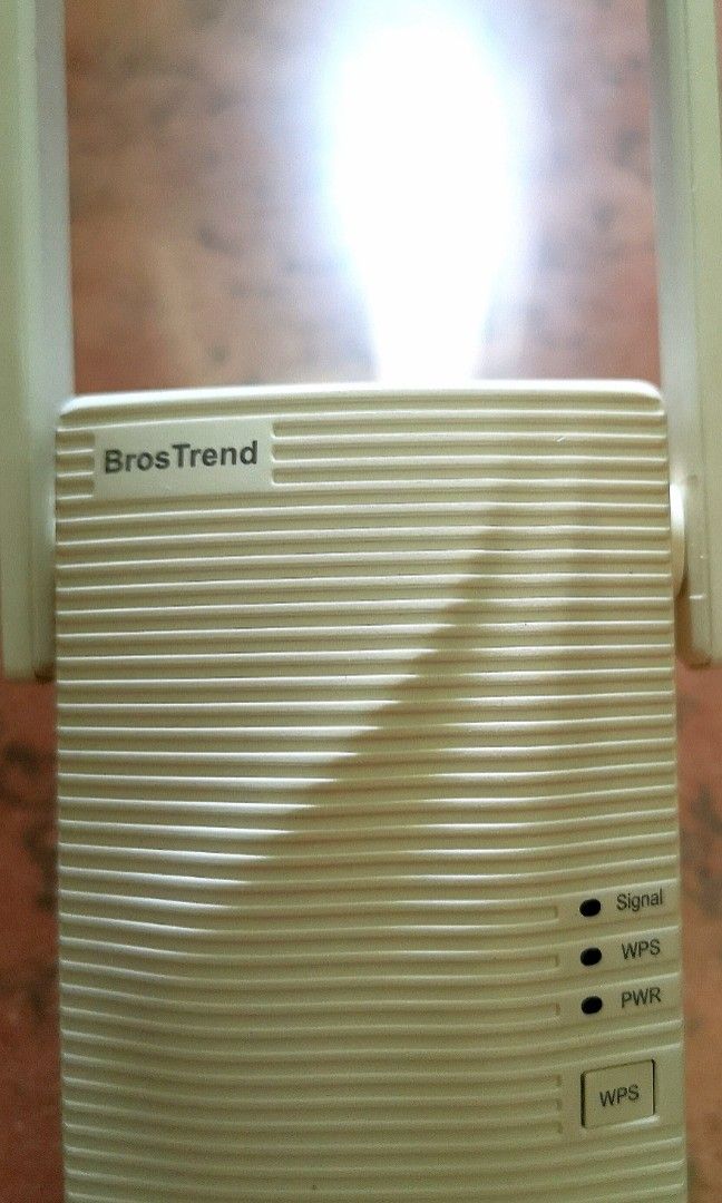 Network extender (Category: Networking) located in Singapore. Submitted by hifivs (Listing ID 1313986845, Image 2). Description: Cool looking, virtually brand new and compact device. Plug and play!.