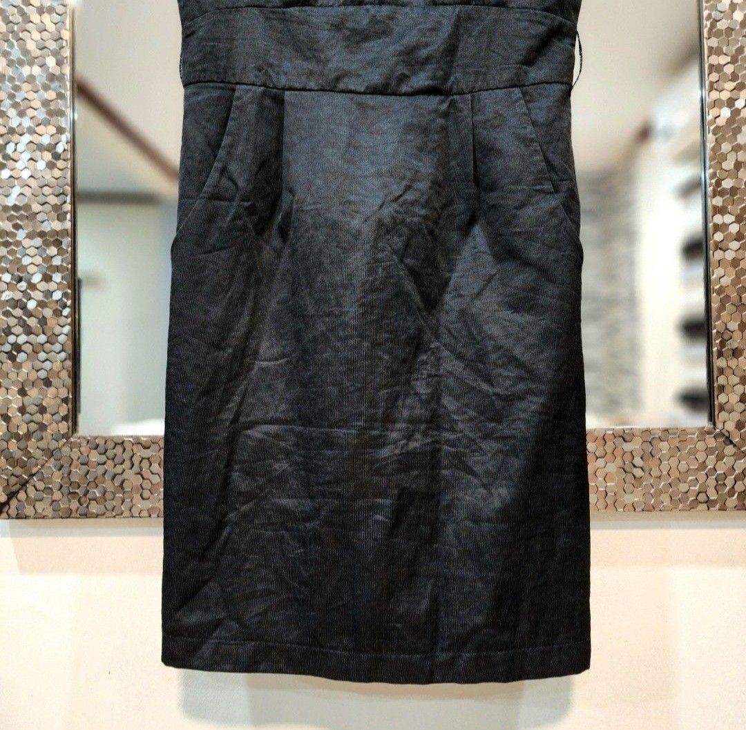 Prada Black Deep Vneck Dress With Side Pockets (Category: Dresses) located in Manila. Submitted by lachinitasph_ (Listing ID 1313987545, Image 2). Description: d222.