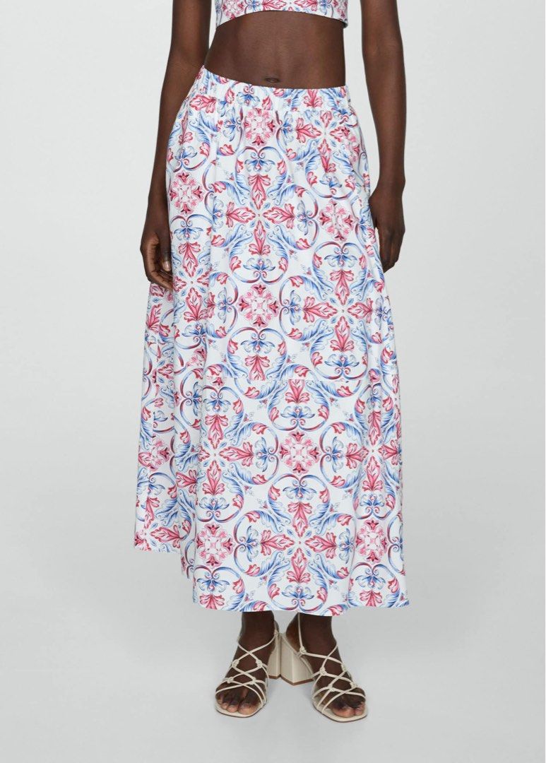 Printed Cotton Midi Skirt with Pockets (Category: Skirts) located in Quezon City. Submitted by mialla (Listing ID 1314116678, Image 2). Description: Used 3 times, Good Condition / Floral printed midi pocketed skirt / Fits M (has a garter so it’ll fit those between M-L) / High rise / Elasticised waistband / Open pockets / CottonPrinted Midi Skirt / Super comfortable / Lowest price posted. Original Price: ₱2,295.00 PHP · Brand: Mango RFS: Declutter