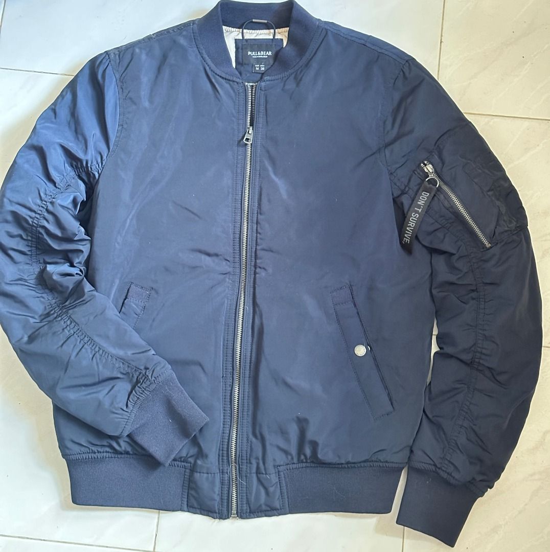 Pull & Bear Jacket （分類：外套及戶外衣服）位於 Hong Kong。 由 simontang_1 提交（商品編號 1314017547，圖片 1）。簡介： Pull & Bear Jacket Size: M /38 Colour : Navy 幾乎全新 $200。