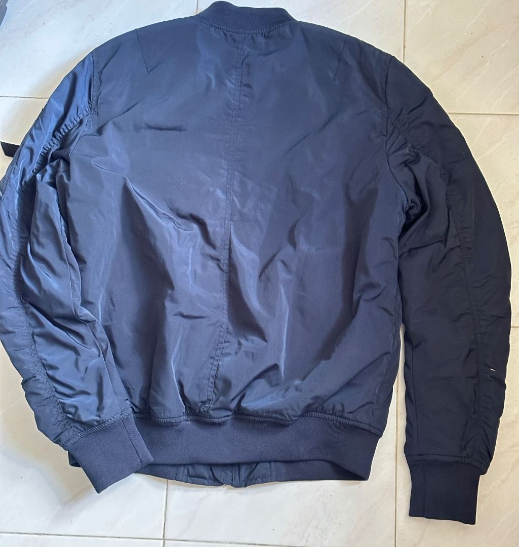 Pull & Bear Jacket （分類：外套及戶外衣服）位於 Hong Kong。 由 simontang_1 提交（商品編號 1314017547，圖片 2）。簡介： Pull & Bear Jacket Size: M /38 Colour : Navy 幾乎全新 $200。