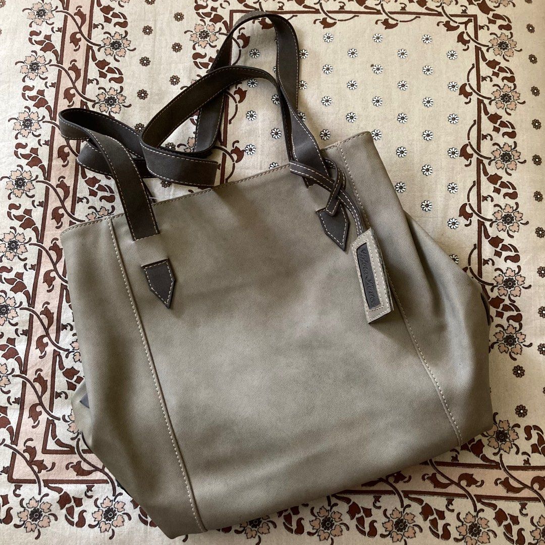 Shoulder Bag (Category: Shoulder Bags) located in Daet. Submitted by aguirremheann26 (Listing ID 1313998008, Image 1). Description: .