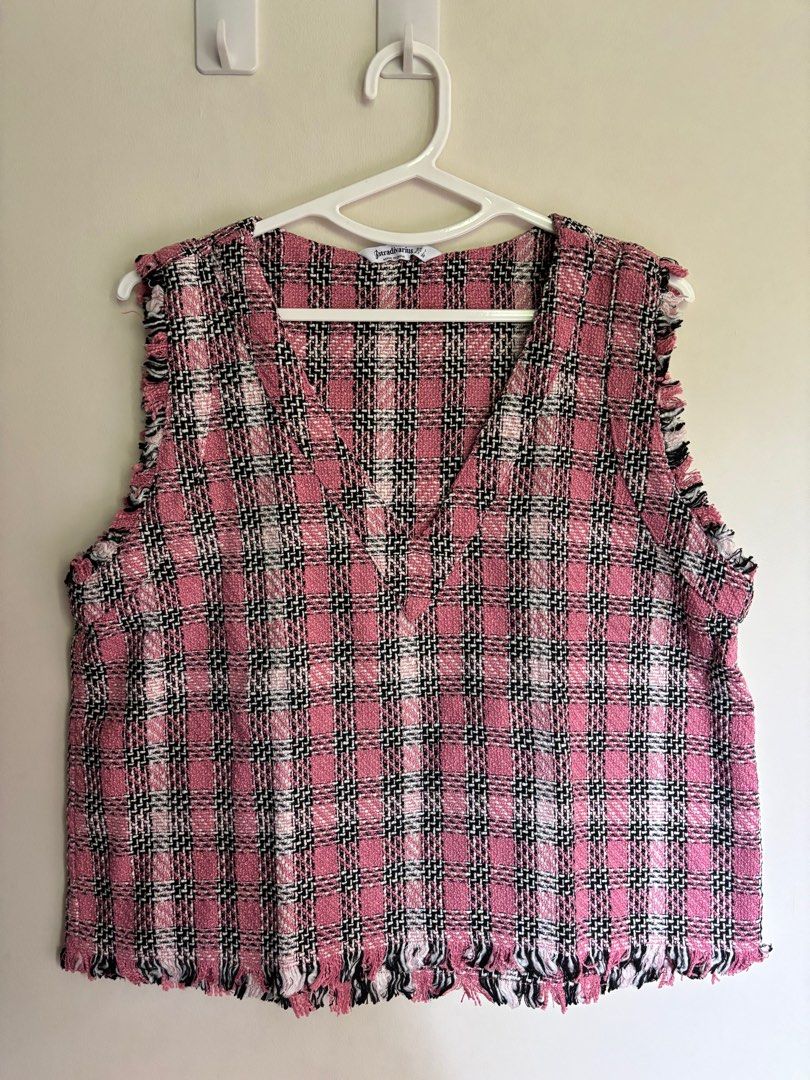 Stradivarius Checkered Fringe Pink Top (Category: Sleeveless) located in Las Pinas. Submitted by tin.bats (Listing ID 1314088139, Image 1). Description: Pre-loved 🫶🏼 still in great condition! Quality fabric. Actual photos are already uploaded. Size: large Colors: pink/white/black.