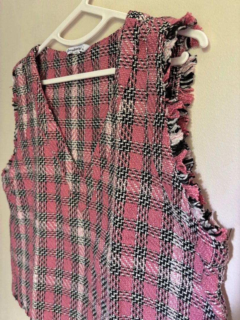 Stradivarius Checkered Fringe Pink Top (Category: Sleeveless) located in Las Pinas. Submitted by tin.bats (Listing ID 1314088139, Image 2). Description: Pre-loved 🫶🏼 still in great condition! Quality fabric. Actual photos are already uploaded. Size: large Colors: pink/white/black.
